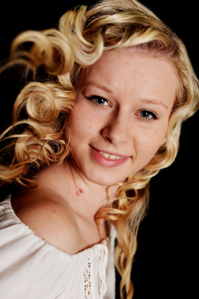 Portret młodej blondynki - Zdjęcie, obraz