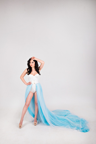 tüy ile uzun mavi elbiseli güzel kız - Fotoğraf, Görsel