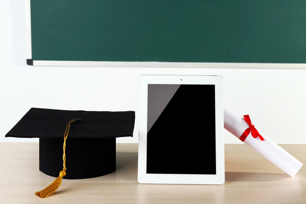 Graduation cap with tablet - Φωτογραφία, εικόνα