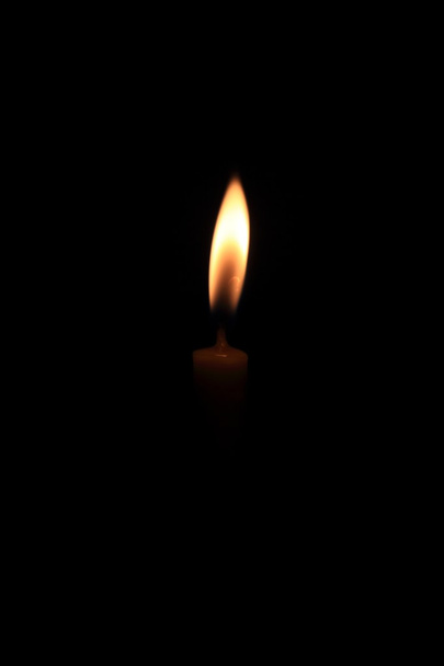 Jedna svíce v noci Closeup - izolované na černém pozadí. - Fotografie, Obrázek