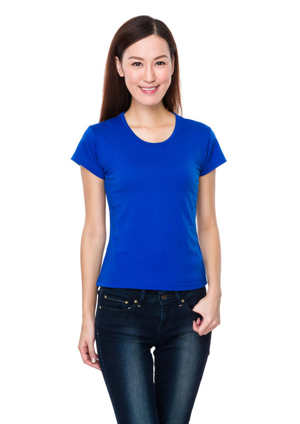 Joven mujer asiática en camiseta azul
 - Foto, imagen