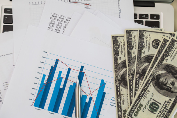 Финансовые диаграммы на столе с ноутбуком
 - Фото, изображение