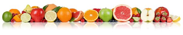 vruchten grens sinaasappelen citroen apple berry aardbei in een rij - Foto, afbeelding