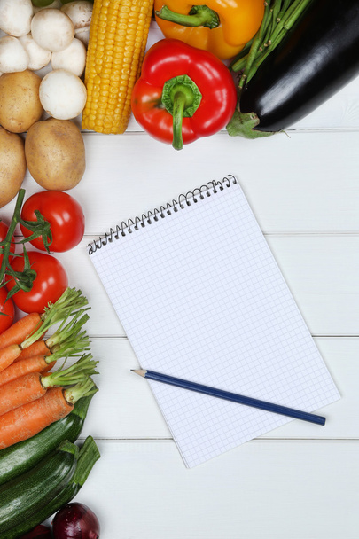 Lista della spesa per verdure vegetariane come pomodori e paprica
 - Foto, immagini