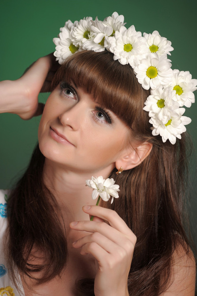 Young woman with daisies - Fotó, kép