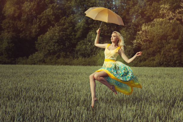 Chica con un paraguas levita
 - Foto, imagen