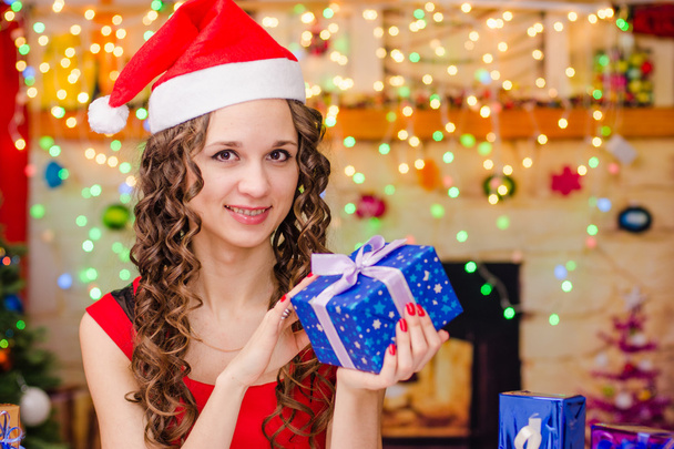 όμορφη κοπέλα που κρατά χριστουγεννιάτικο δώρο - Φωτογραφία, εικόνα