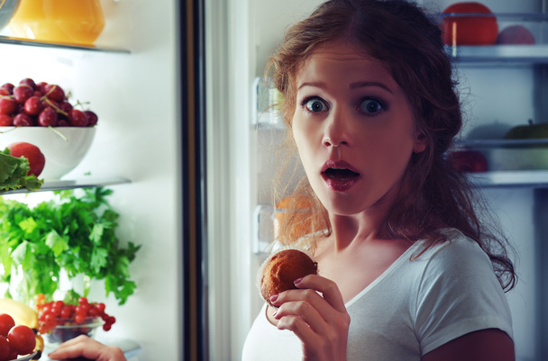 女性食べる夜盗んだ冷蔵庫 - 写真・画像