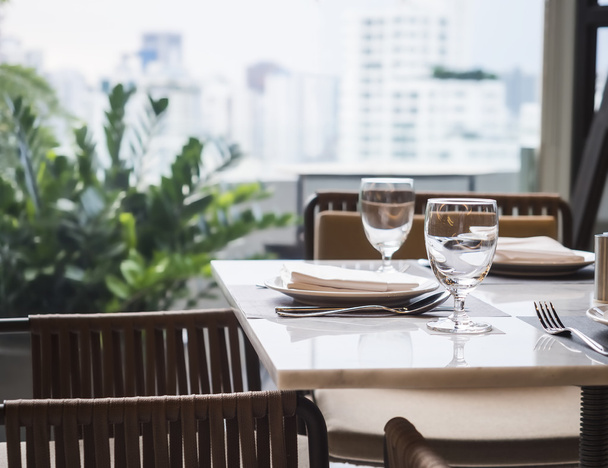 Conjunto de mesa de comedor Restaurante jardín y vista al horizonte
 - Foto, Imagen