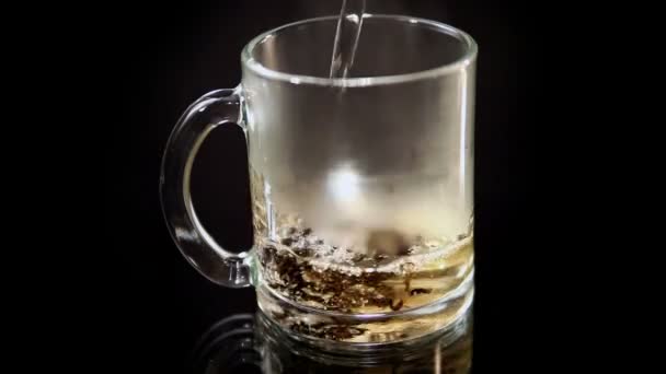 La taza de té se vierte agua hirviendo
 - Metraje, vídeo