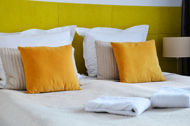 Двуспальная кровать в номере отеля. Проживание - Фото, изображение