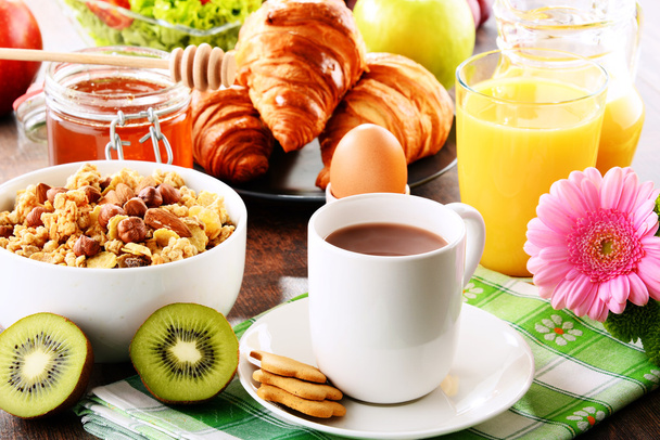 Composición con desayuno en la mesa. Dieta equilibrada
. - Foto, imagen