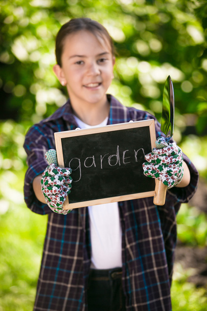 黒板やツールを保持している園芸用手袋でかわいい女の子 - 写真・画像