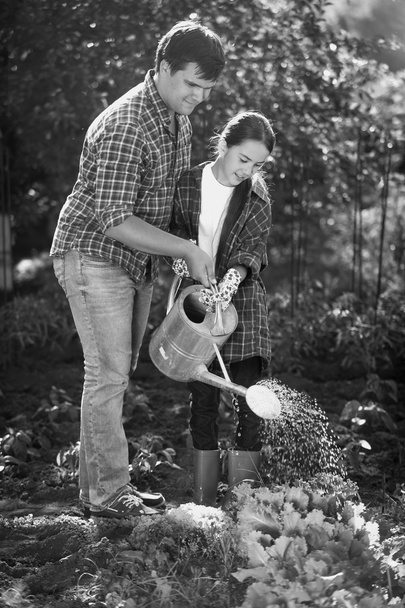 Foto in bianco e nero di giovane padre e figlia irrigazione gard
 - Foto, immagini