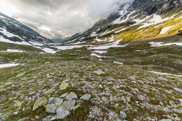 Brillante valle alpino al atardecer desde arriba
 - Foto, imagen