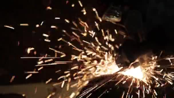 Szlifierka kątowa strajk iskry w ciemnym garażu uruchomiony Kreator do produkcji metal bębnowe iskry magii polerowania powierzchni stare wyniki torba gazu czyści powierzchnie metalowe torby gazu - Materiał filmowy, wideo