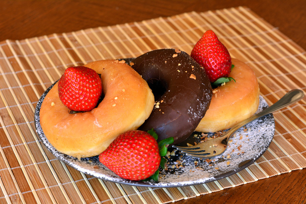 Домашні пончики зі свіжою полуницею та шоколадом
 - Фото, зображення