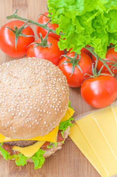 Savoureux cheeseburger à la laitue, boeuf, double fromage et ketchup. Concentration superficielle
. - Photo, image