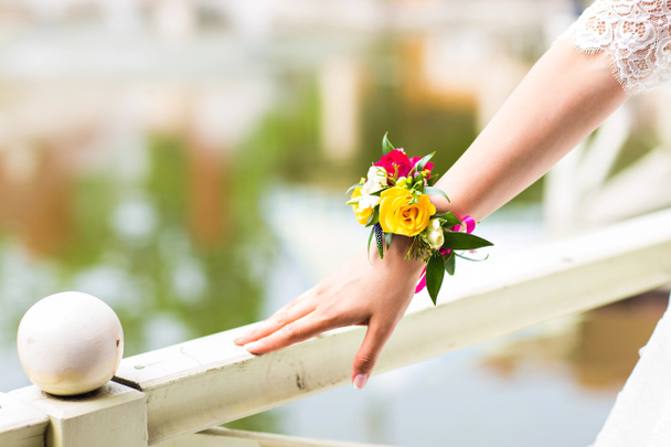花嫁のための花のブレスレット - 写真・画像