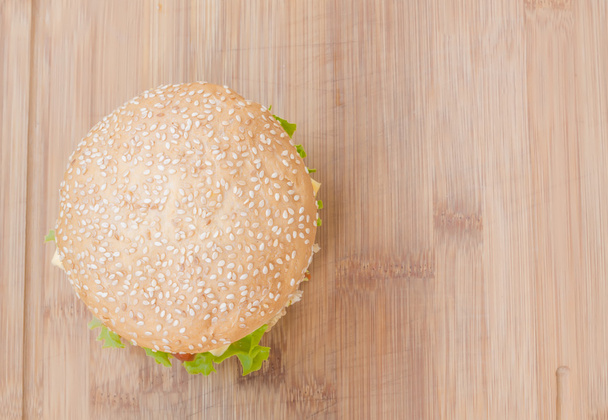 Leckere Cheeseburger mit Salat, Rindfleisch, Doppelkäse und Ketchup. von oben betrachtet als Hintergrund. - Foto, Bild