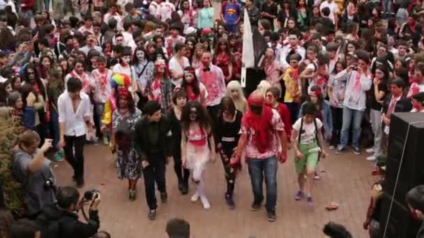 Zombie lopen op de straat 13 - Video
