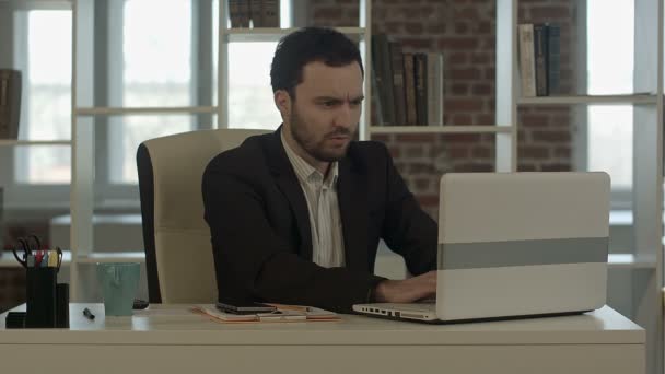 Businessman with laptop in crisis - Кадри, відео