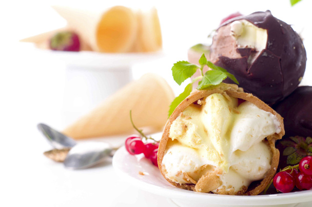 sorvete conewith bagas frescas
 - Foto, Imagem