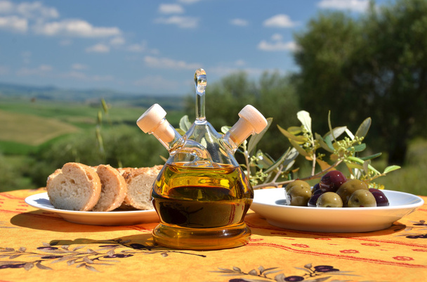 olijfolie, olijven en brood in Toscaanse - Foto, afbeelding