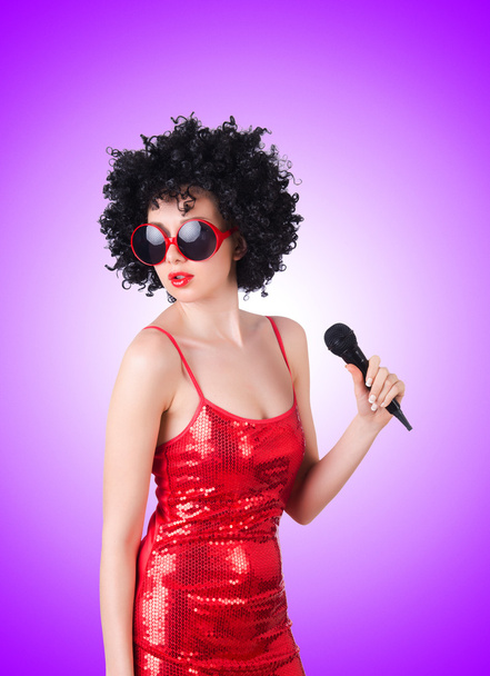 Popová hvězda s mic v červených šatech proti přechodu - Fotografie, Obrázek
