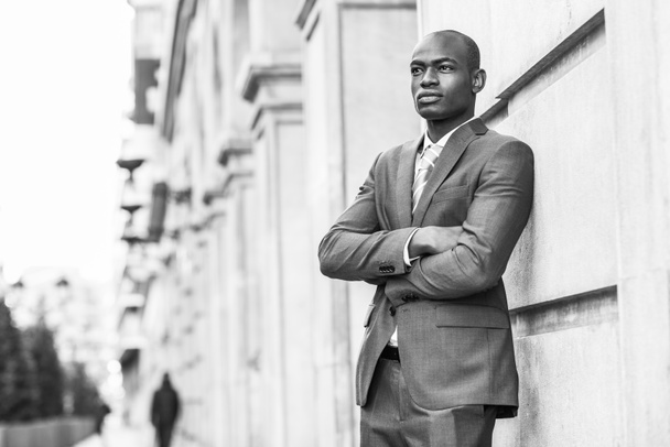 schöner schwarzer Mann im Anzug im urbanen Hintergrund - Foto, Bild