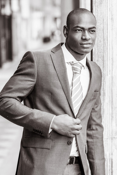 Szép fekete ember visel öltönyt, a városi háttér - Fotó, kép