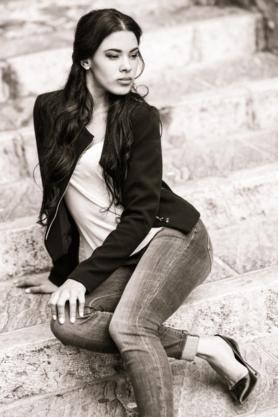 Spanyol fiatal nő alkalmi ruhában, a városi háttér - Fotó, kép