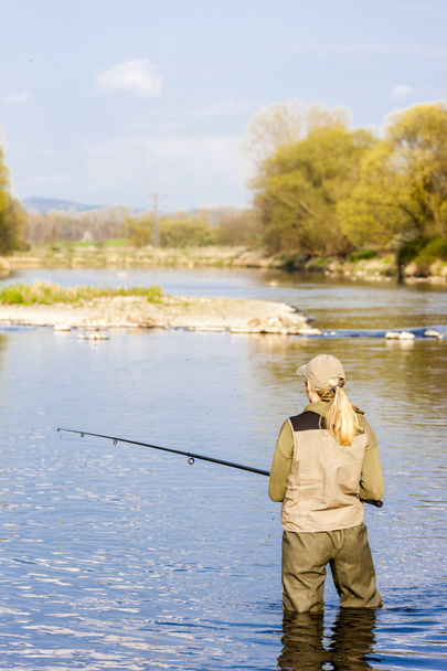 Nainen kalastamassa joessa keväällä
 - Valokuva, kuva