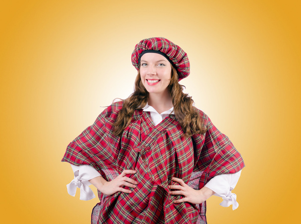 Fiatal nő a hagyományos skót ruházat - Fotó, kép