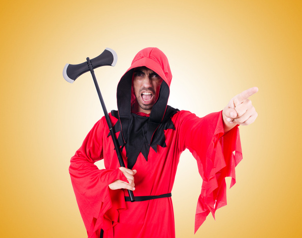 Палач в красном костюме с топором против градиента
 - Фото, изображение