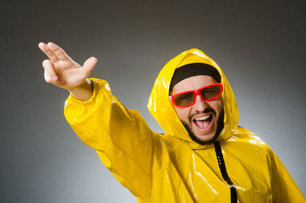 Αστείος άνθρωπος φορώντας κοστούμι κίτρινο - Φωτογραφία, εικόνα