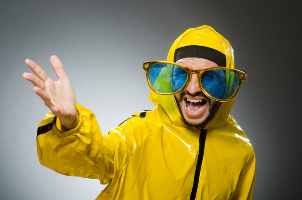 Mies yllään keltainen puku hauska käsite
 - Valokuva, kuva