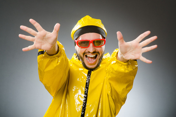 Homme drôle portant costume jaune
 - Photo, image
