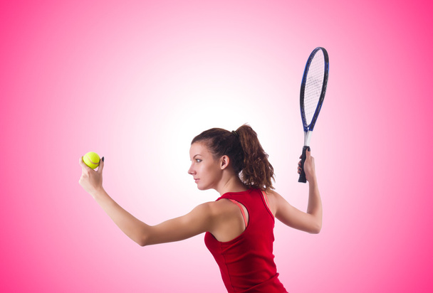 Vrouw met tennis tegen het verloop - Foto, afbeelding