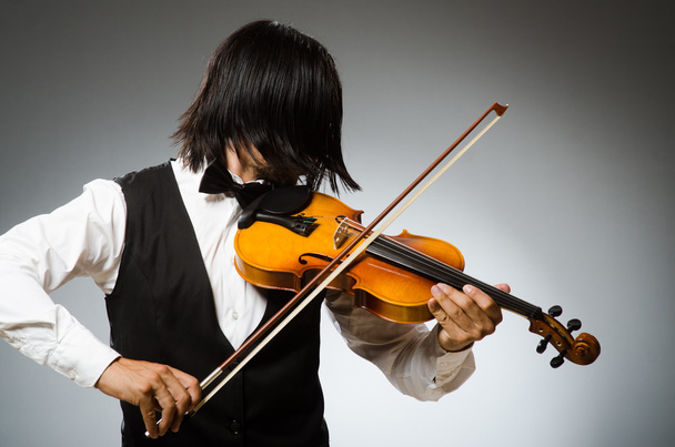 Чоловік грає на скрипці в музичній концепції
 - Фото, зображення