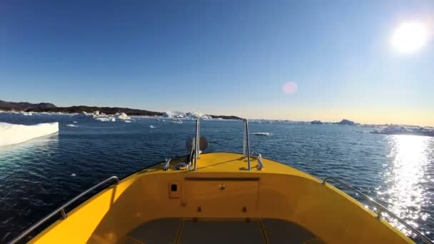 boat floating in the ocean with drifting icebergs - Footage, Video