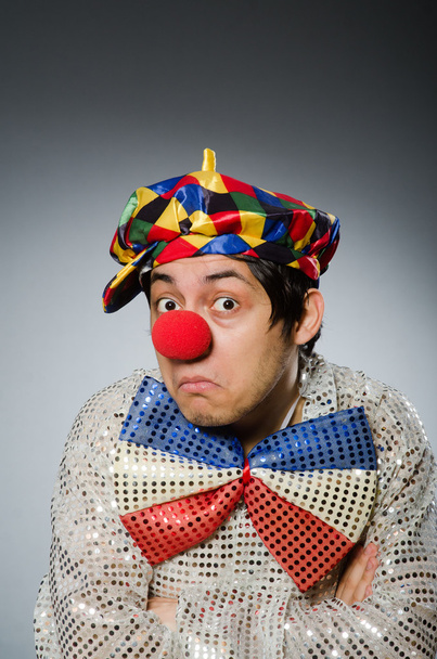 Lustiger Clown vor grauem Hintergrund - Foto, Bild