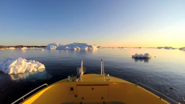 лодка плавающая в океане с тающими айсбергами
 - Кадры, видео