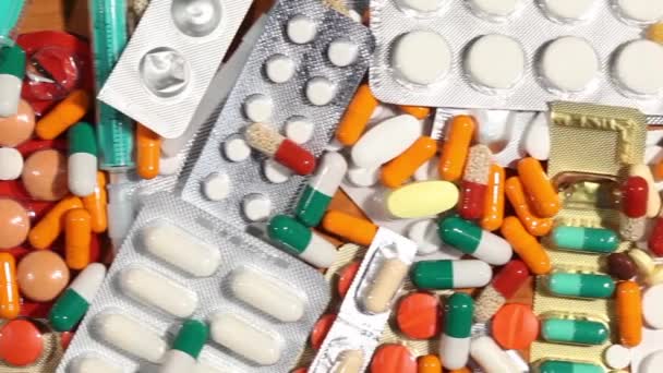 Muitas drogas e pílulas disparadas na mesa
 - Filmagem, Vídeo