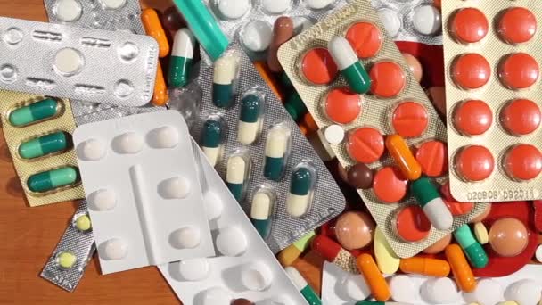 Muchos medicamentos y píldoras inyectados en la mesa
 - Metraje, vídeo