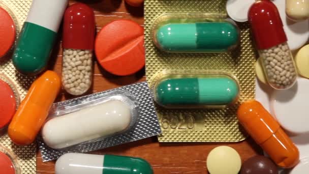 Pillen und Medikamente auf einem Tisch - Filmmaterial, Video