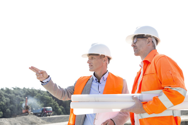 engineers discussing at construction site - Zdjęcie, obraz