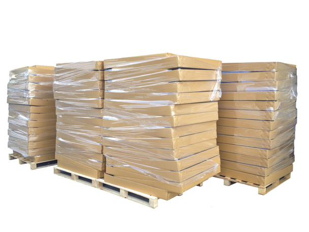 Foto stock - Pilhas de caixas de papelão em paletes de madeira isolat
 - Foto, Imagem