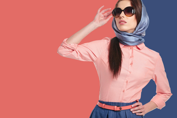 Fashion woman in sunglasses and scarf - Foto, Imagen