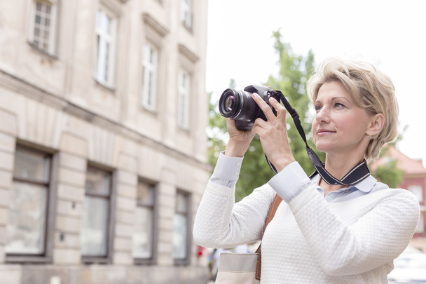 Woman photographing through digital camera - Foto, immagini